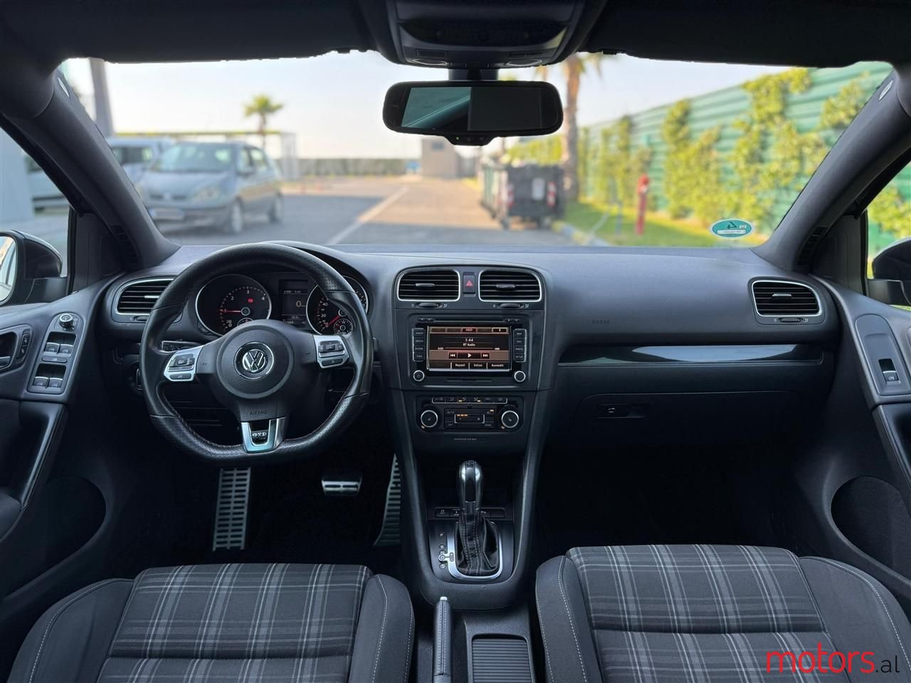 2011' Volkswagen Golf photo #4