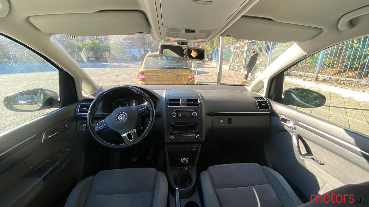 2011' Volkswagen Touran photo #6