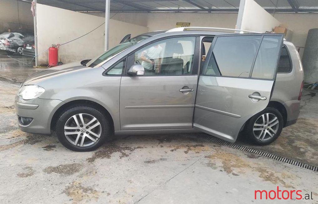 2008' Volkswagen Touran photo #1
