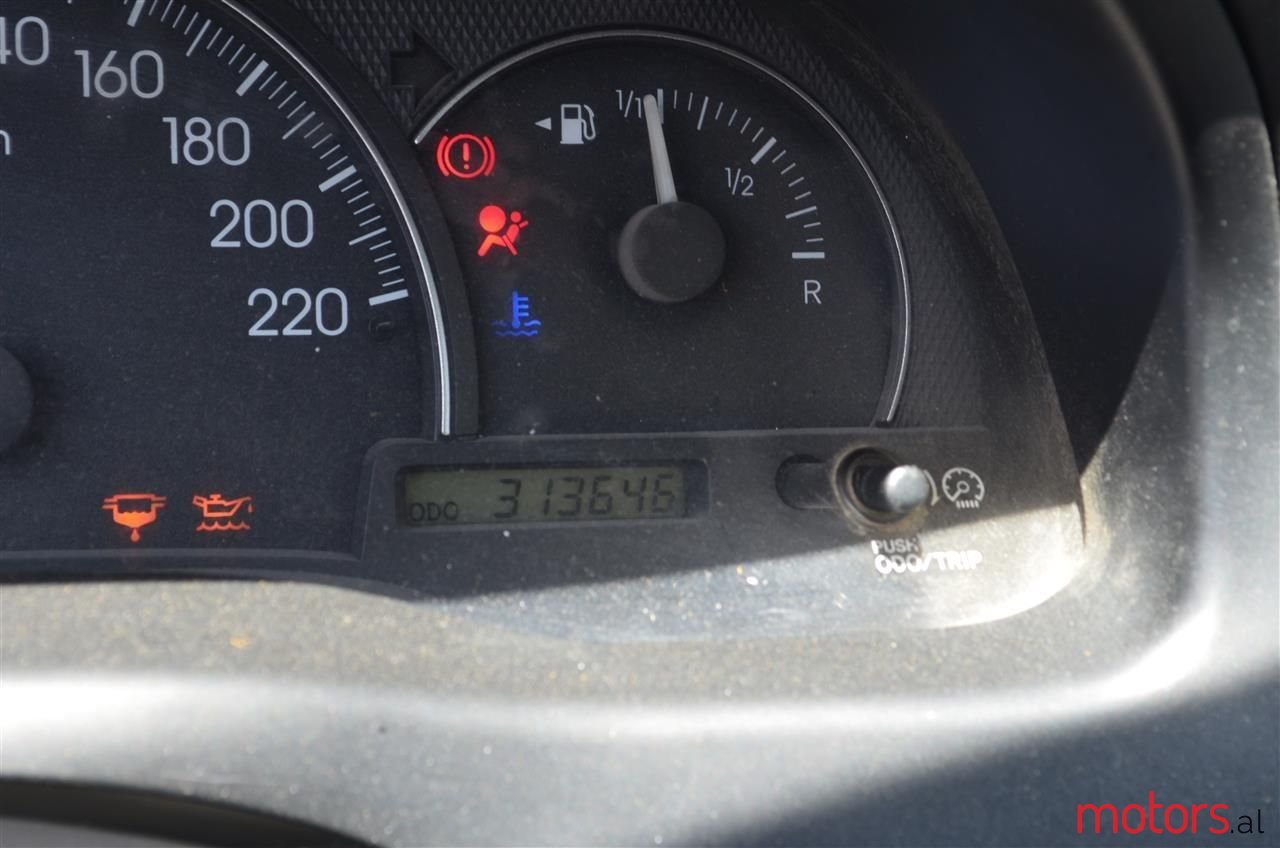 2003' Toyota Avensis Verso photo #3