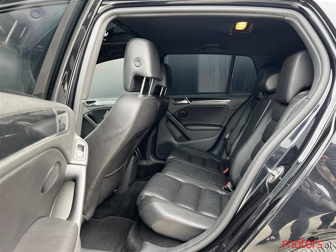 2011' Volkswagen Golf photo #6