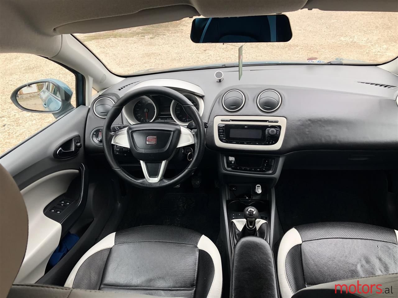 2010' SEAT Ibiza photo #3