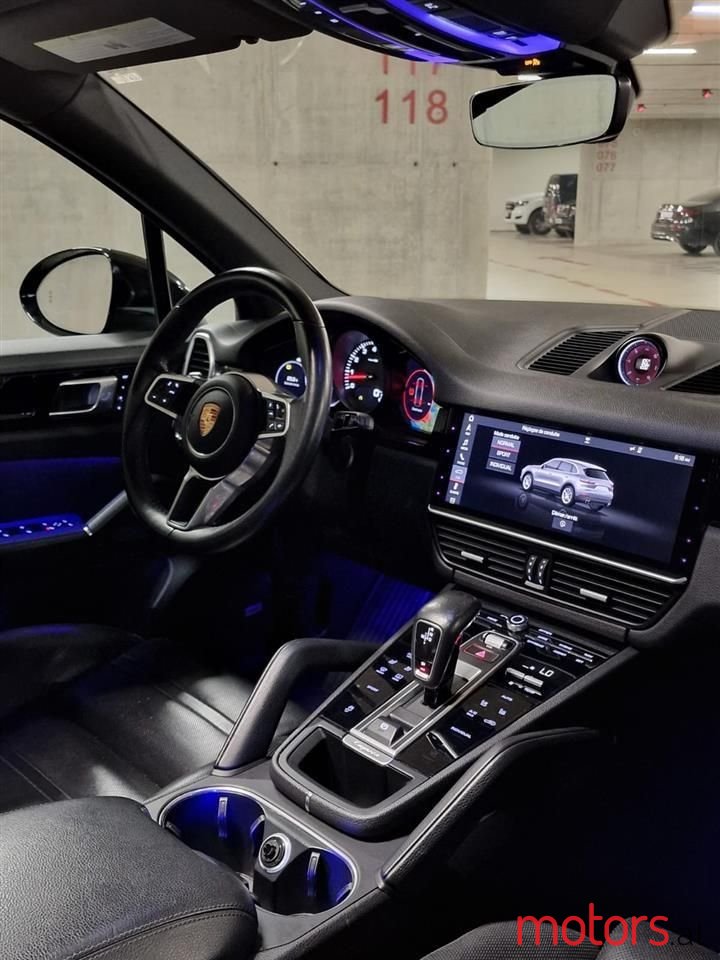 2020' Porsche Cayenne photo #2