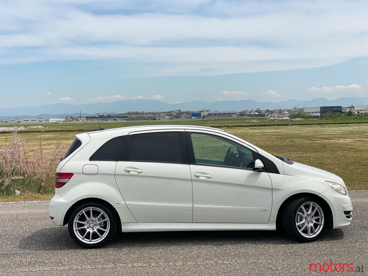 2011' Mercedes-Benz B 200 photo #6