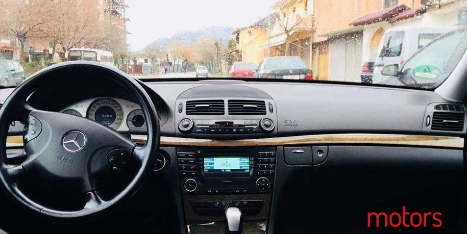 2005' Mercedes-Benz E 220 photo #2