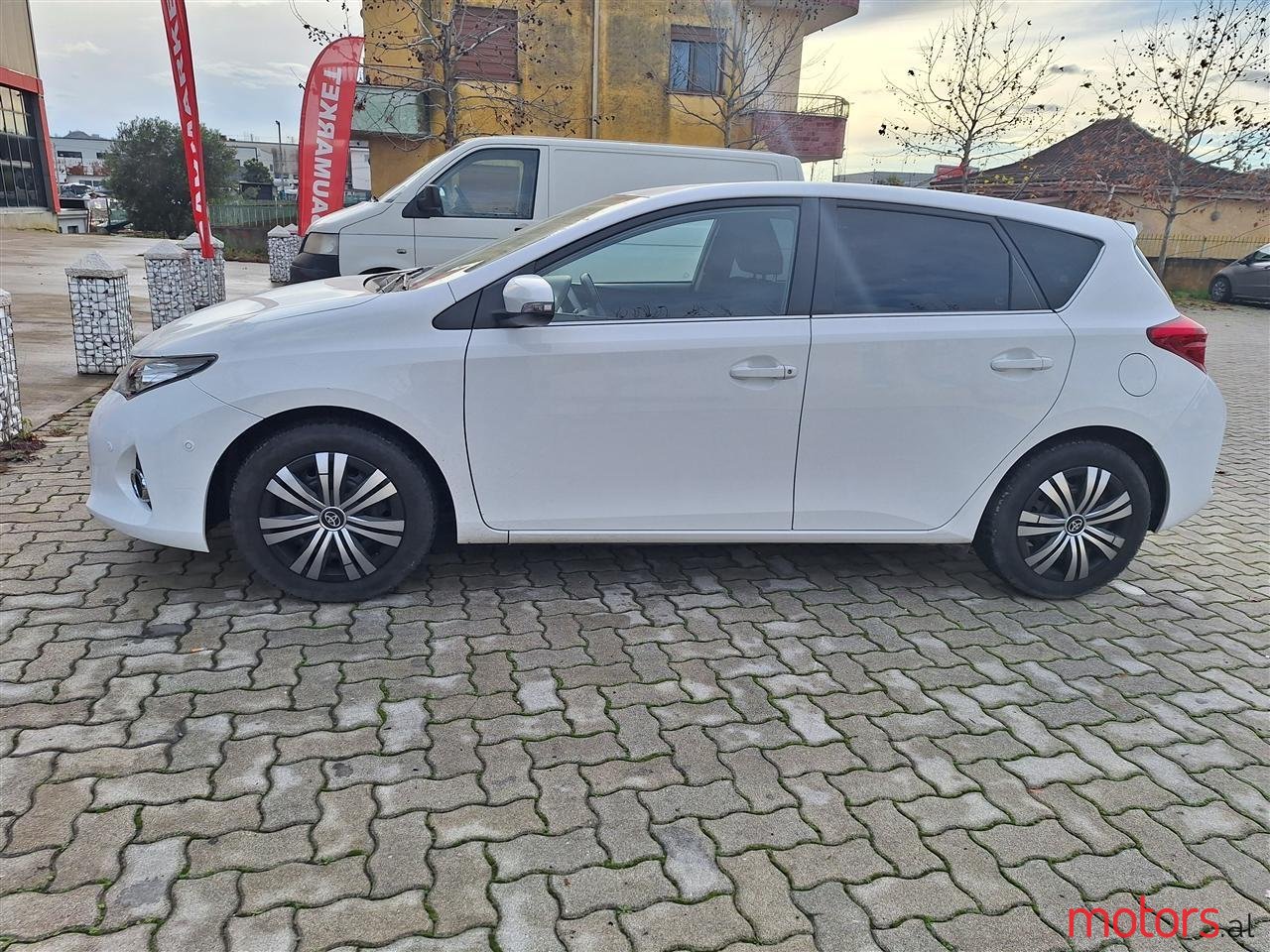 2013' Toyota Auris photo #5