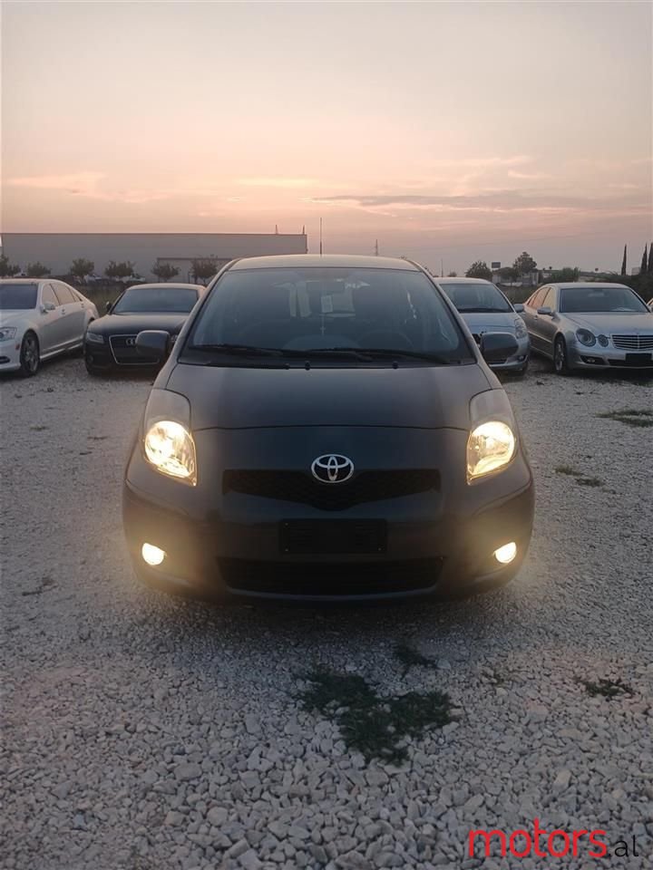 2010' Toyota Yaris photo #2