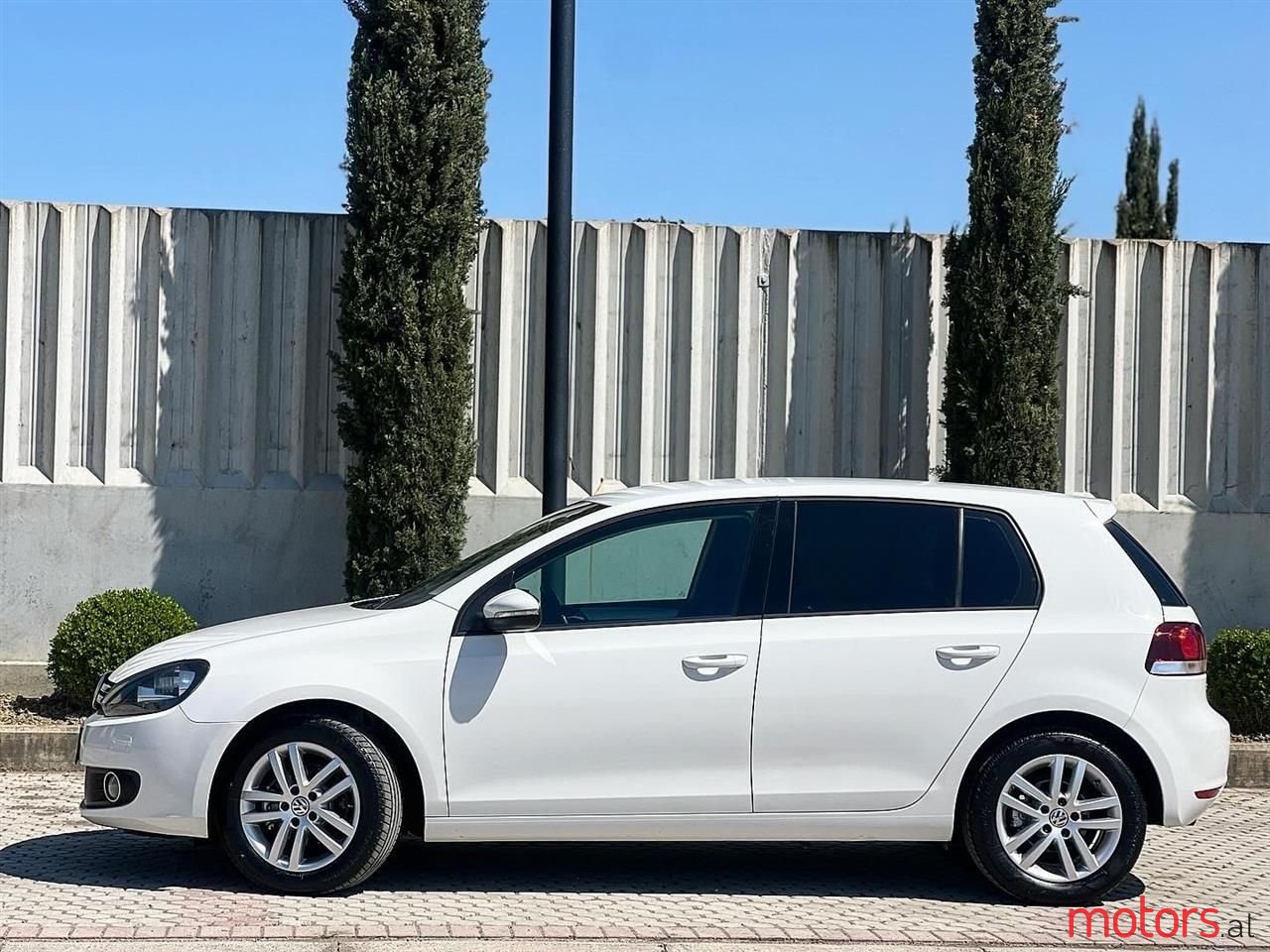 2011' Volkswagen Golf photo #5