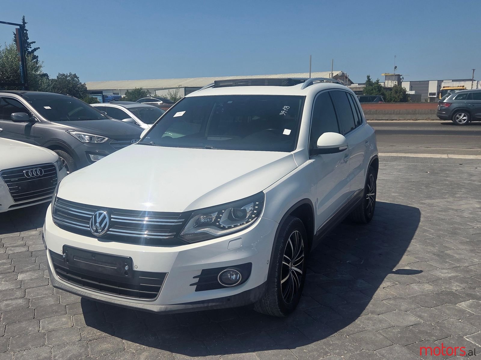 2015' Volkswagen Tiguan photo #2