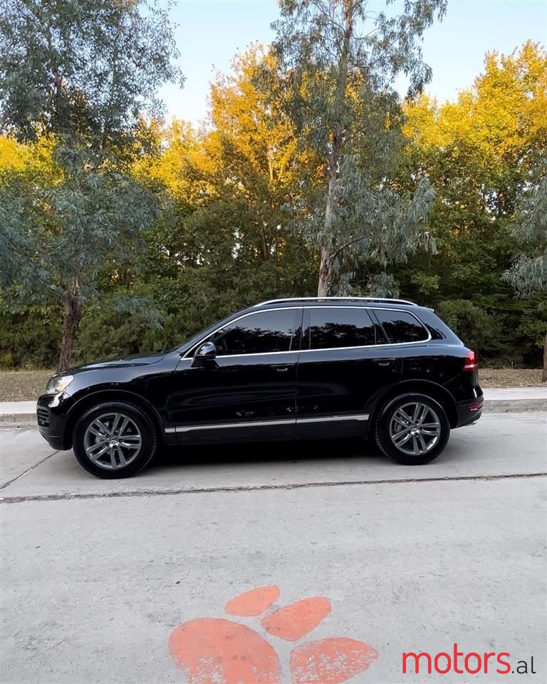 2013' Volkswagen Touareg photo #5