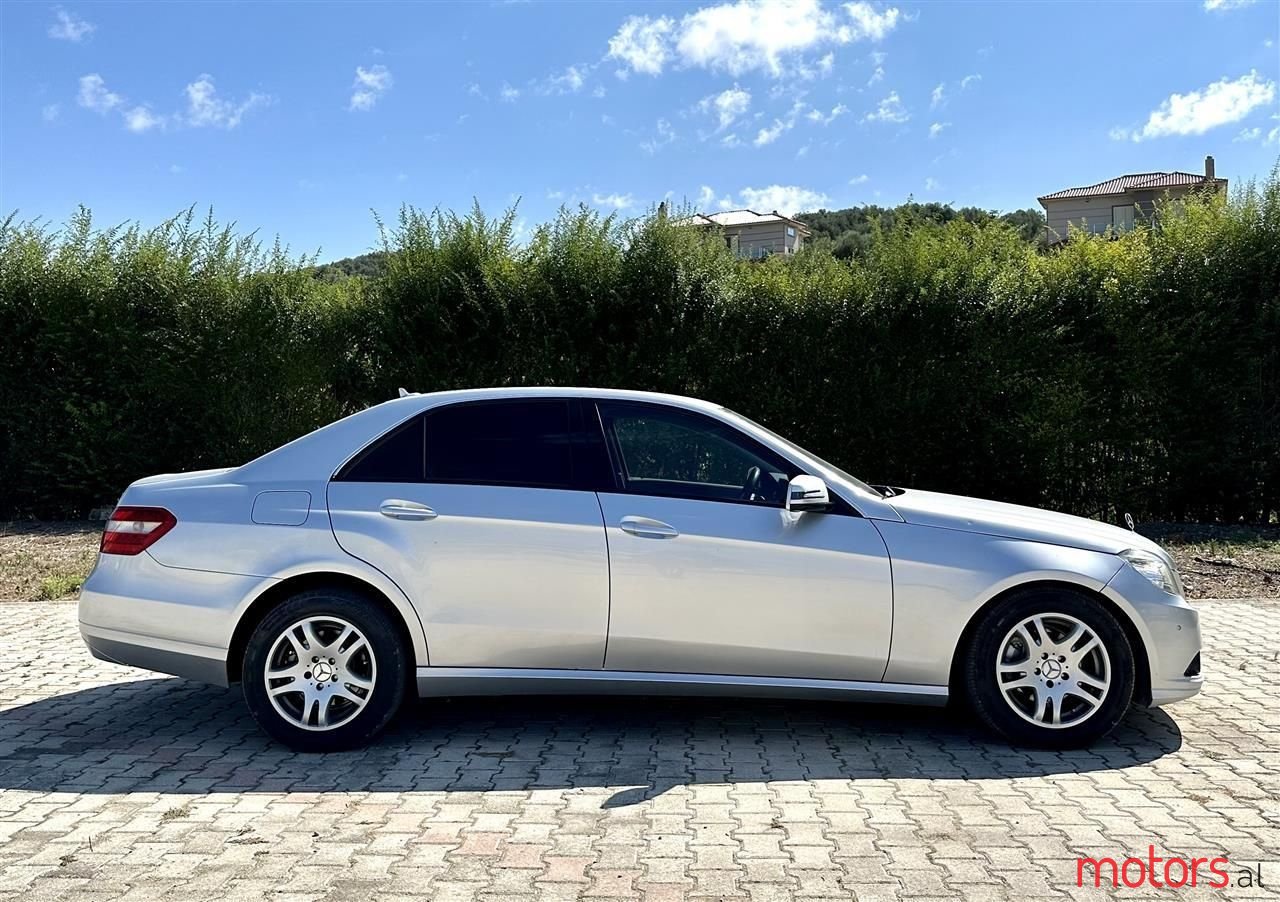 2010' Mercedes-Benz E 220 photo #5