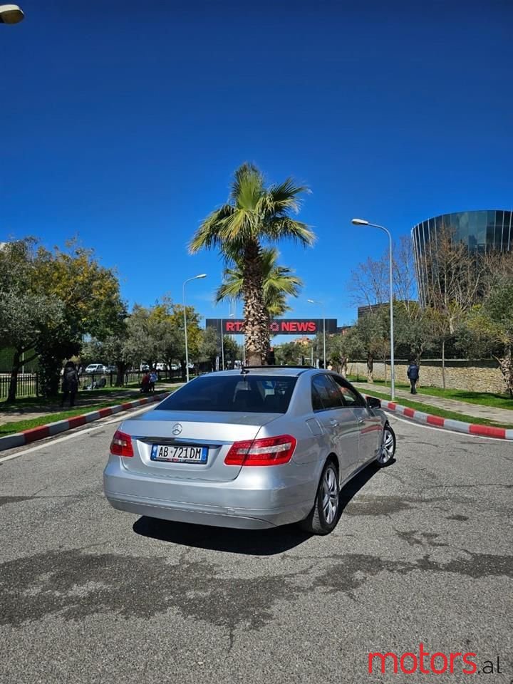 2011' Mercedes-Benz E 200 photo #4