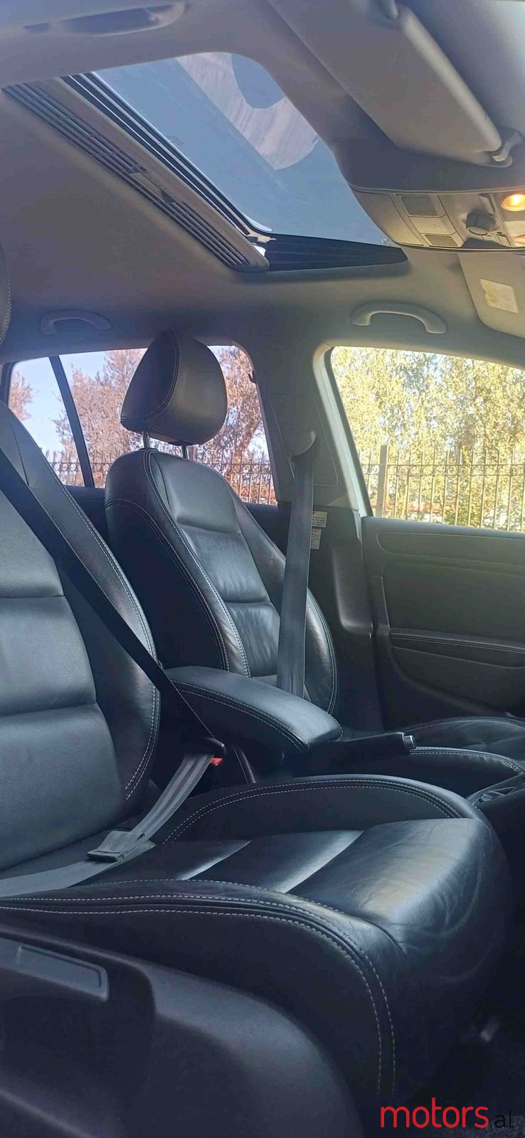 2011' Volkswagen Golf photo #6