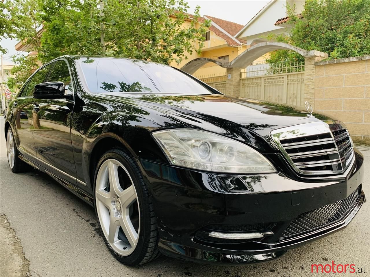 2011' Mercedes-Benz S 550 photo #3