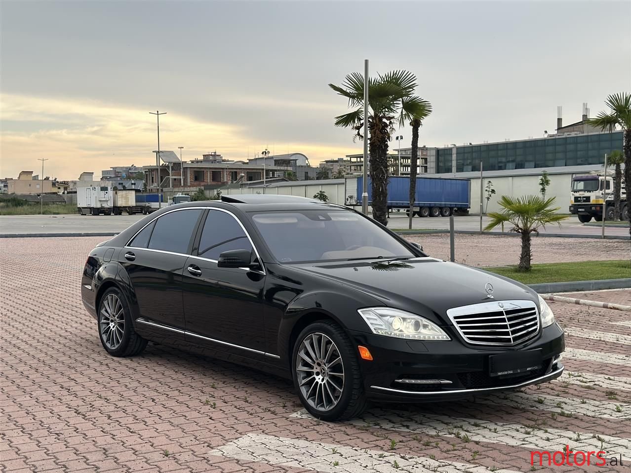 2011' Mercedes-Benz S 550 photo #6