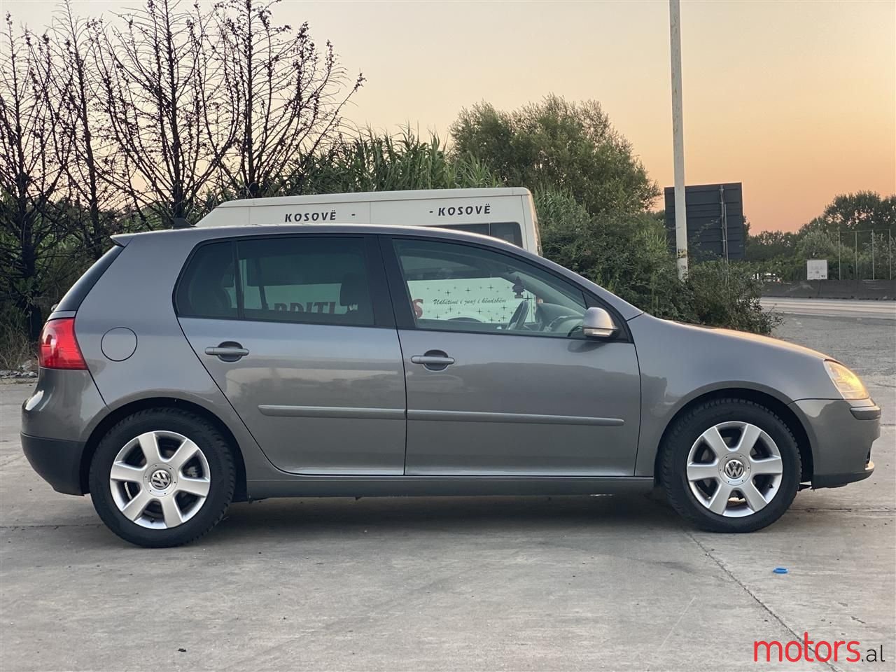 2008' Volkswagen Golf photo #2