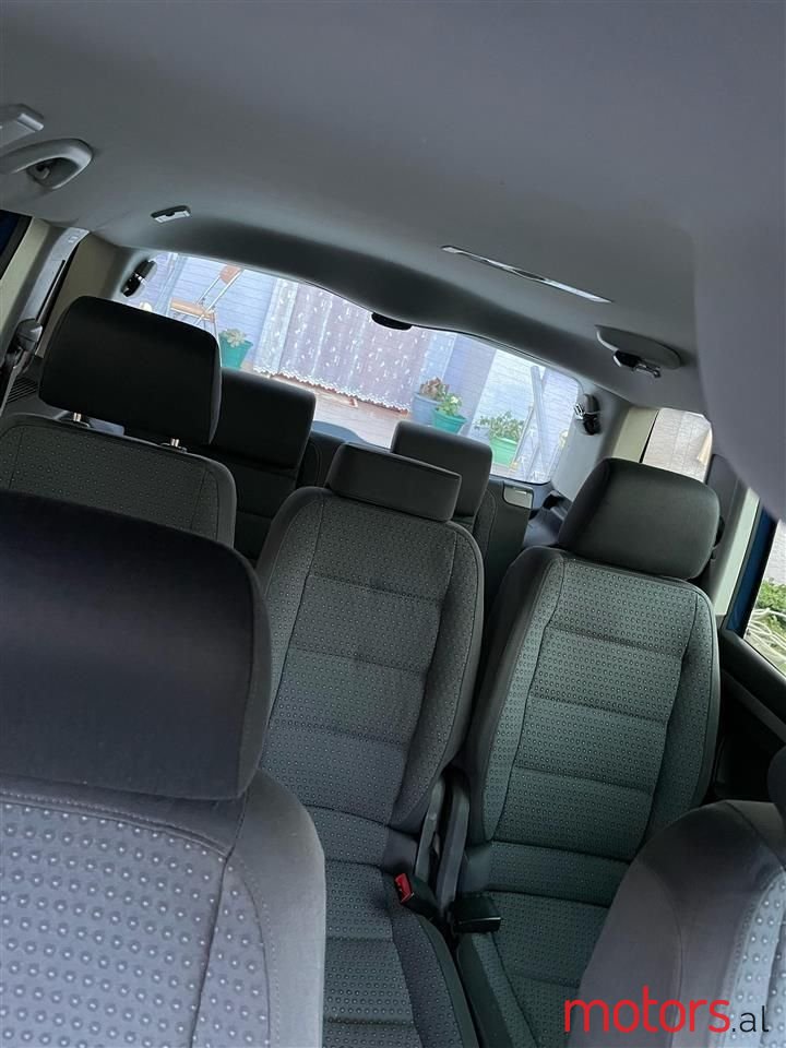 2004' Volkswagen Touran photo #3