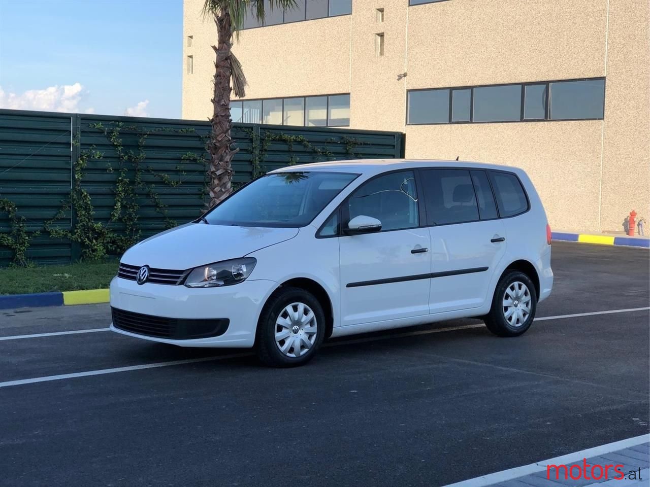 2011' Volkswagen Touran photo #3