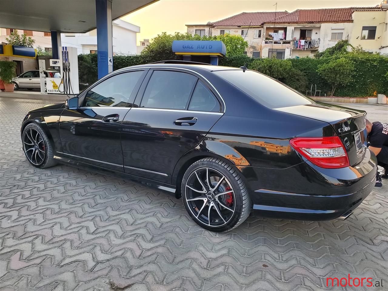 2011' Mercedes-Benz C 300 photo #2