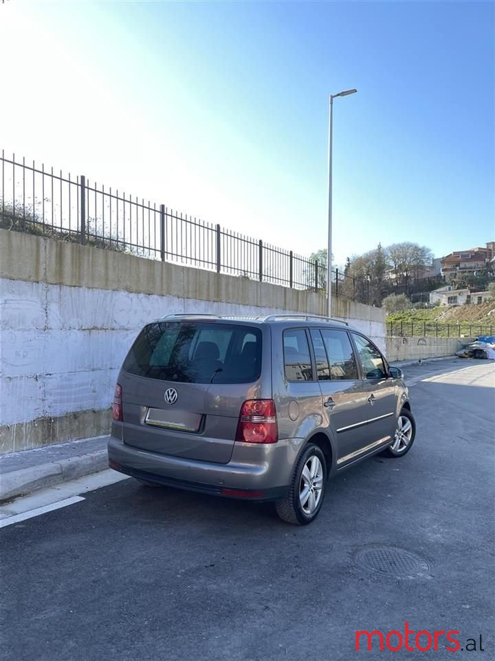2007' Volkswagen Touran photo #5