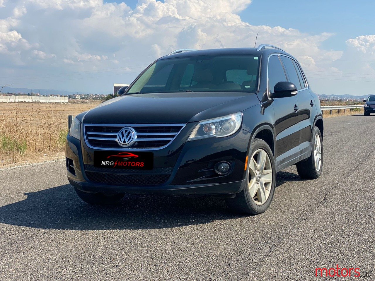 2011' Volkswagen Tiguan photo #1