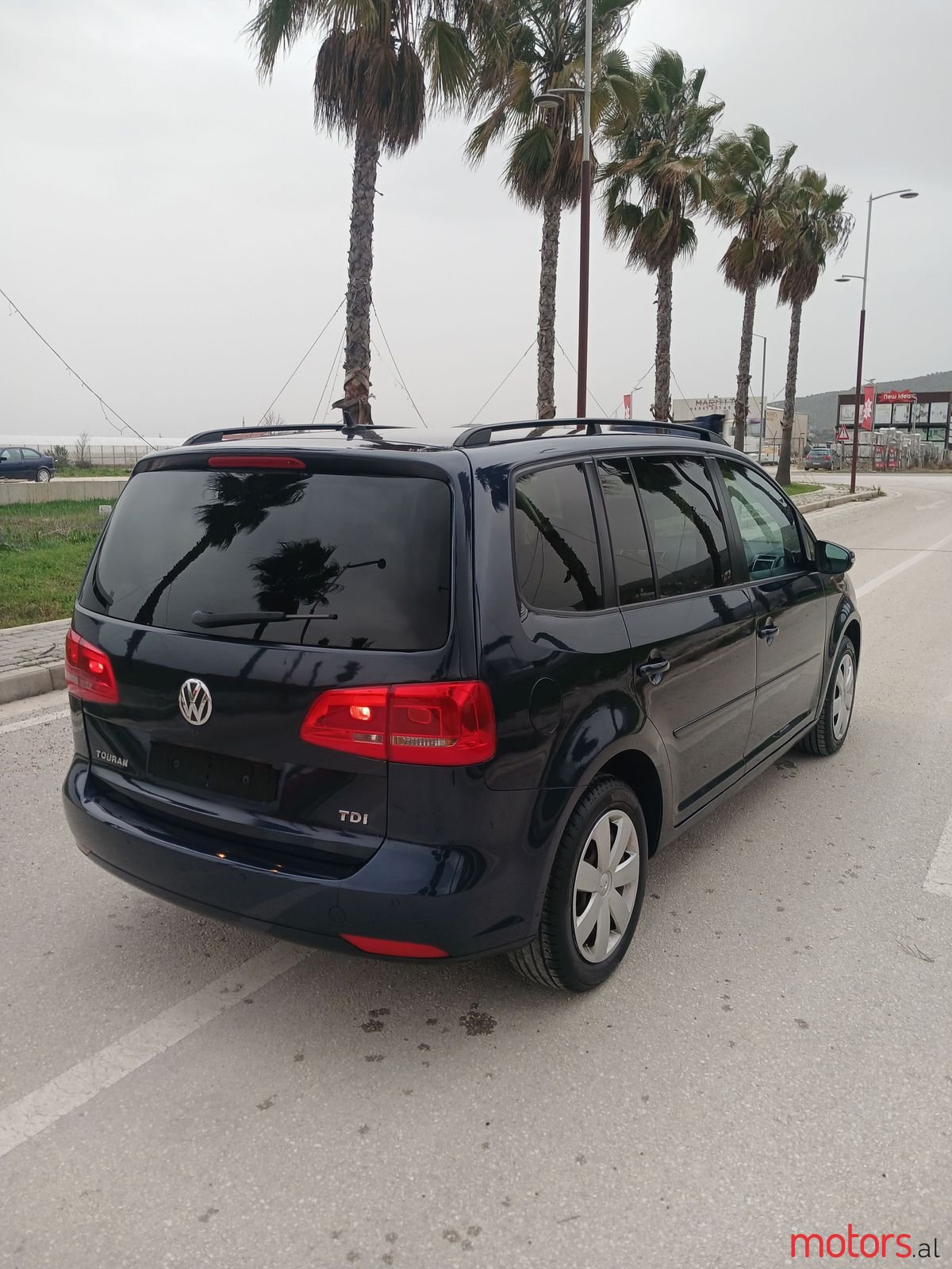 2011' Volkswagen Touran photo #5