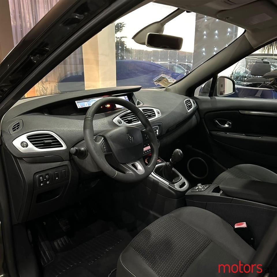 2010' Renault Grand Scenic photo #6