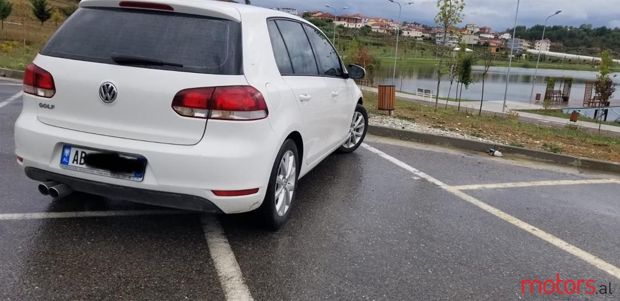 2011' Volkswagen Golf photo #2