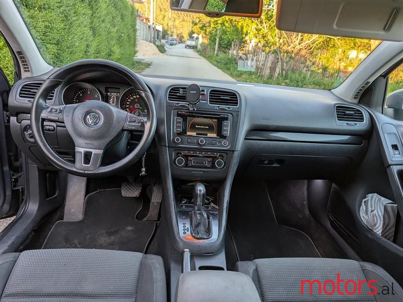 2011' Volkswagen Golf photo #2
