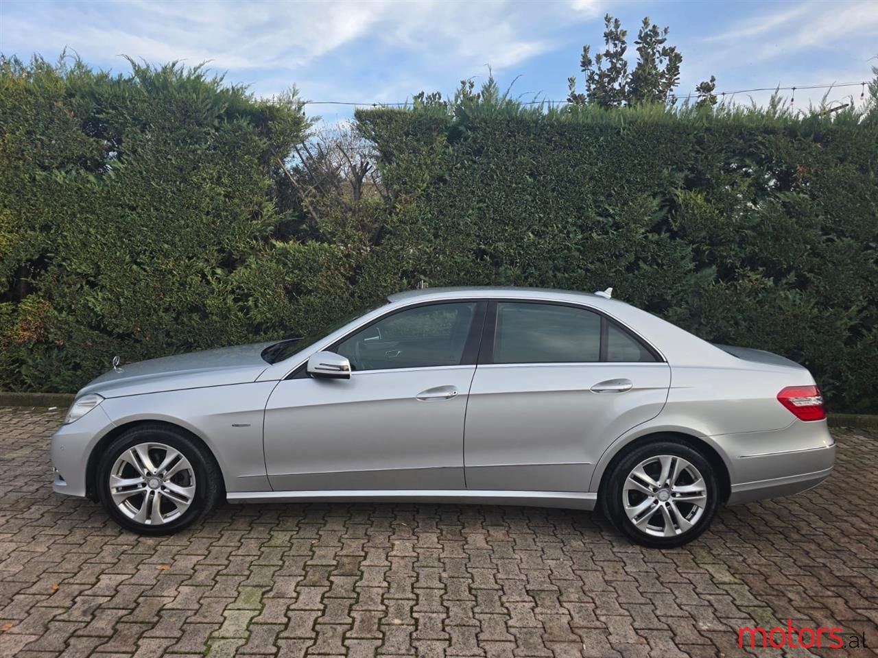 2011' Mercedes-Benz E 220 photo #6