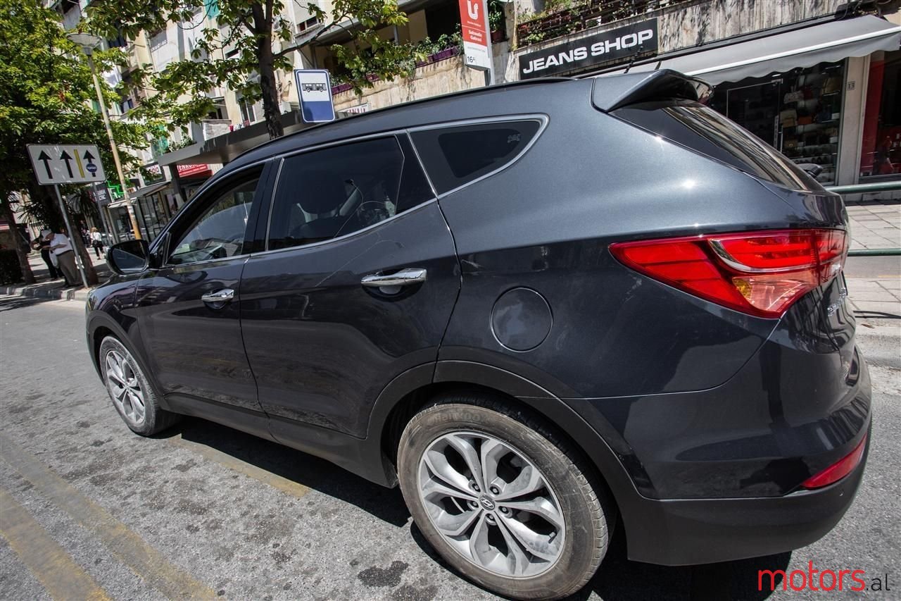 2012' Hyundai Santa Fe photo #5