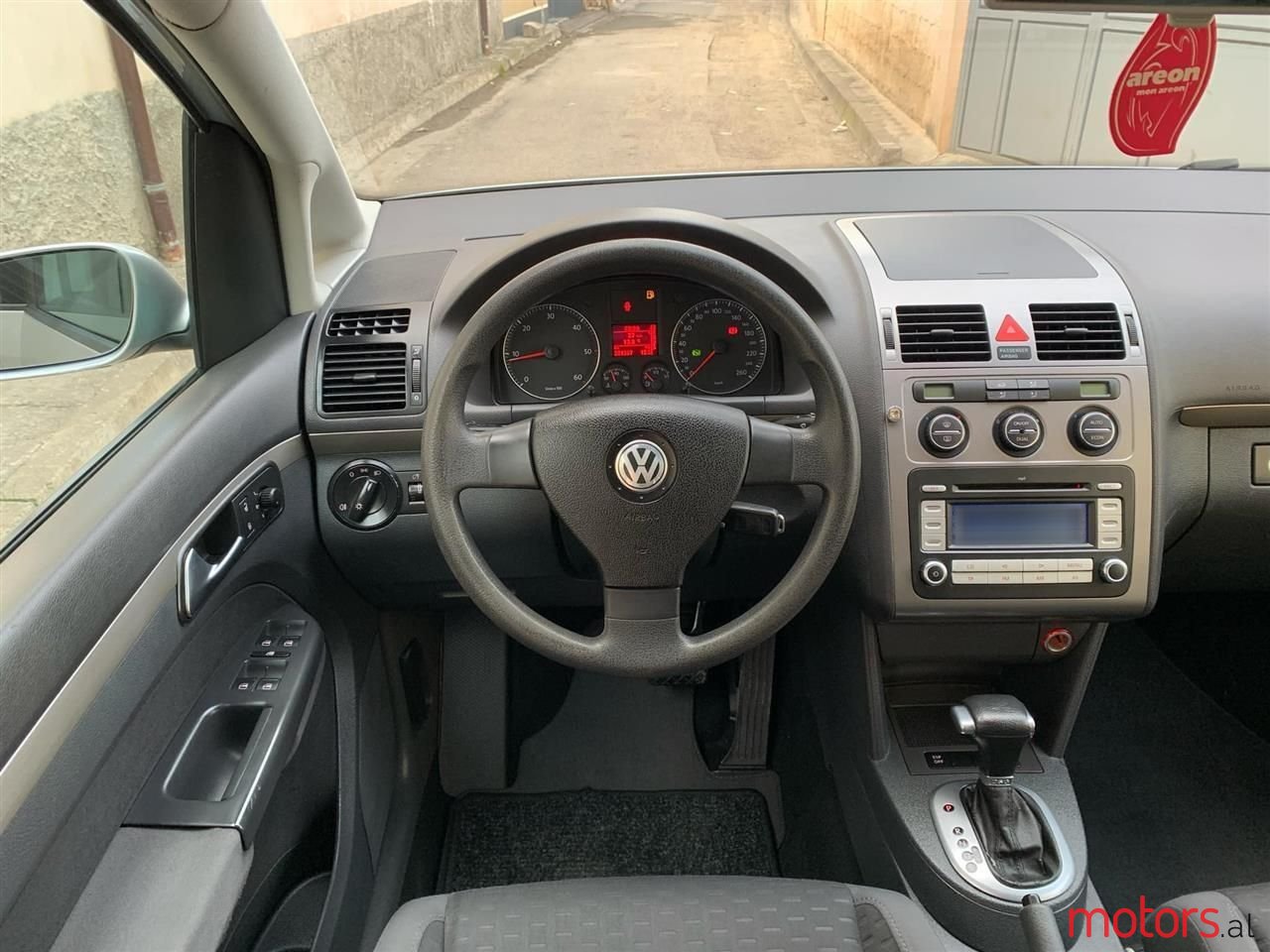 2006' Volkswagen Touran photo #3