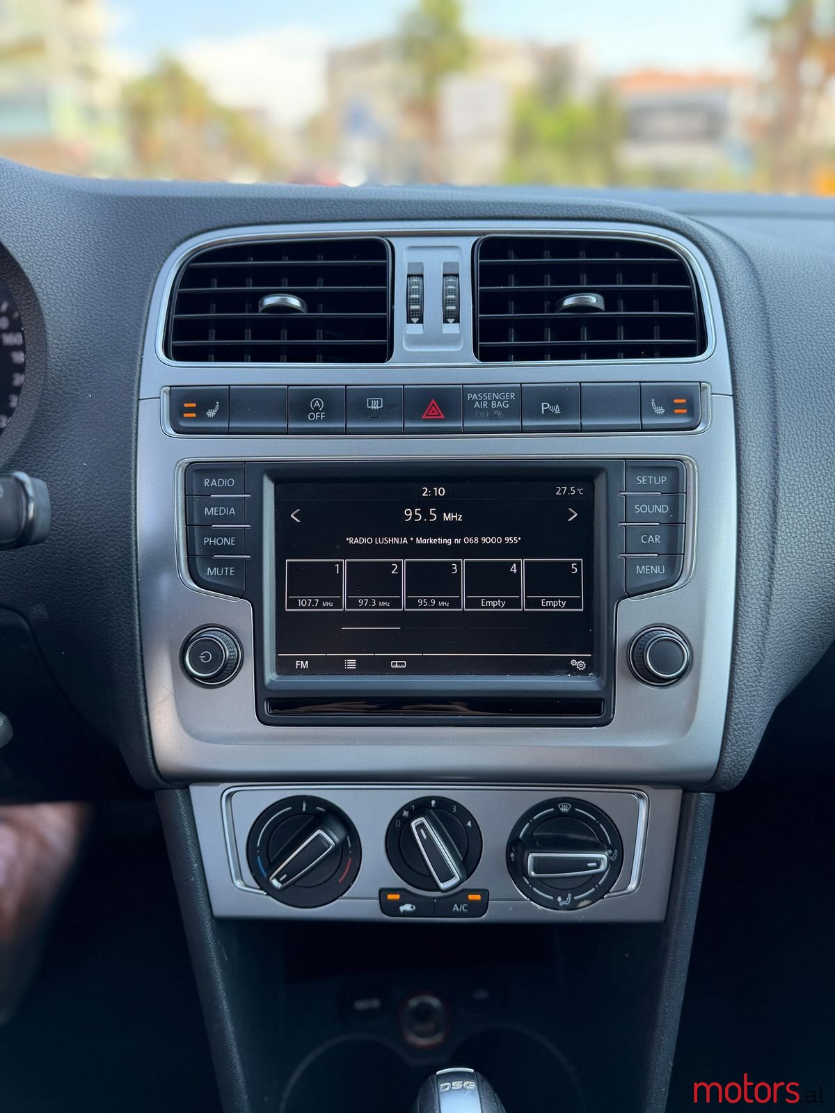 2015' Volkswagen Polo photo #6