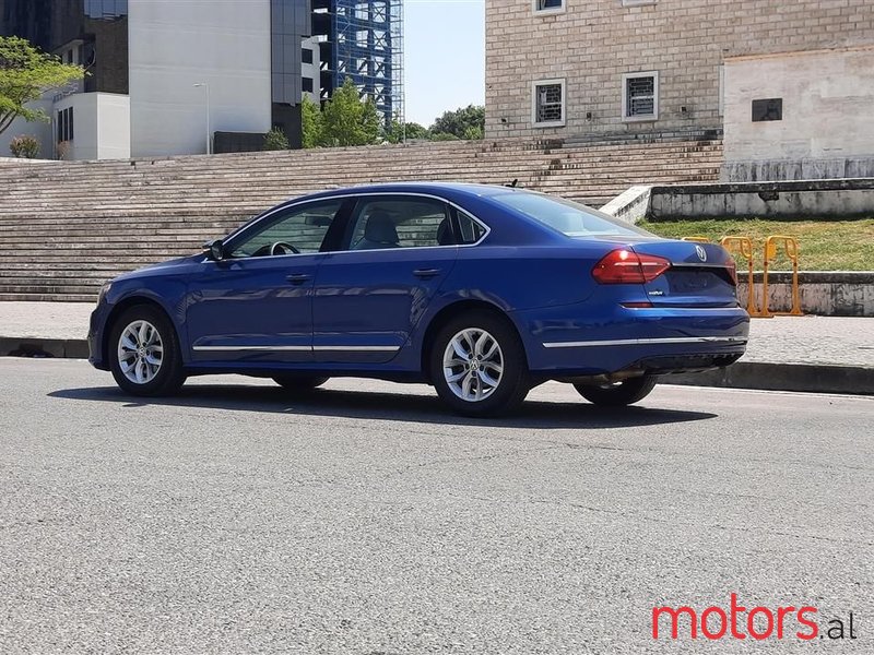 2016' Volkswagen Passat photo #2