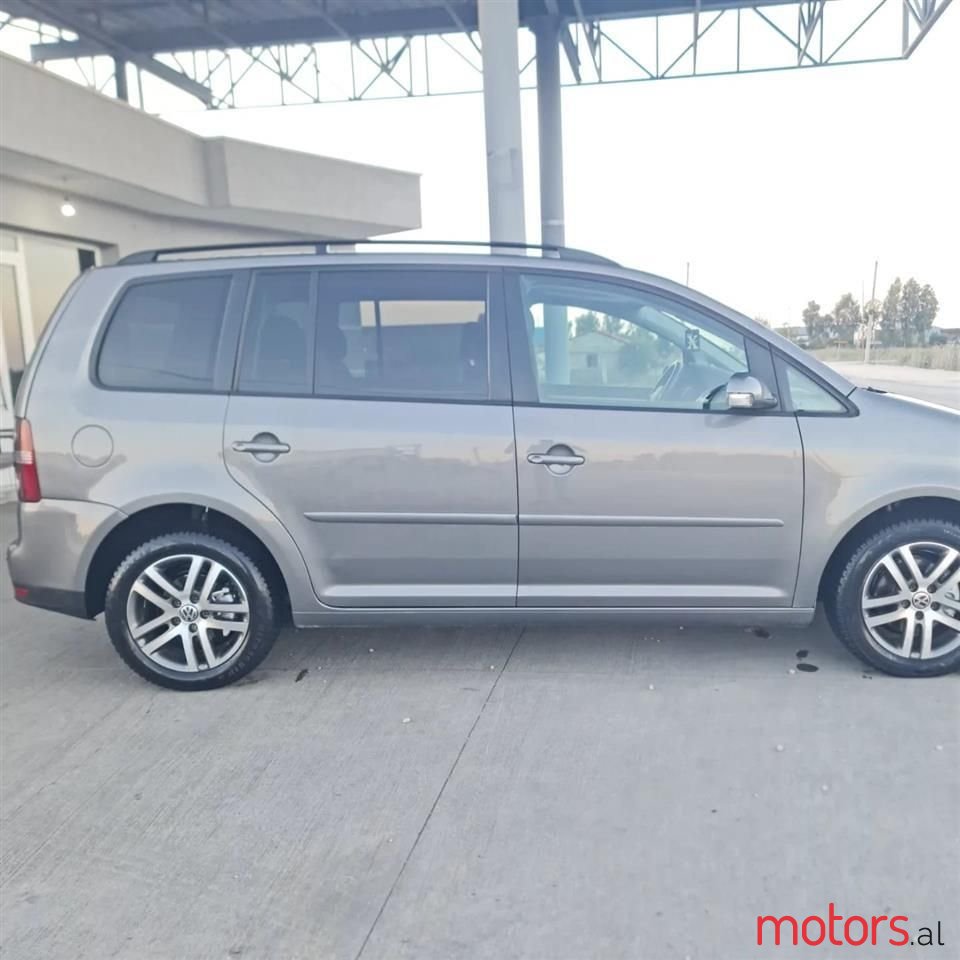 2007' Volkswagen Touran photo #3