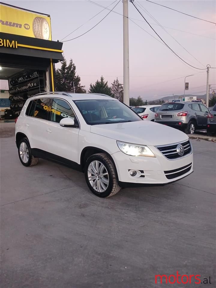 2010' Volkswagen Tiguan photo #2