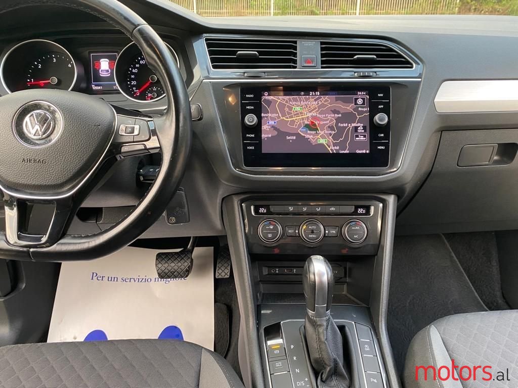 2017' Volkswagen Tiguan photo #2