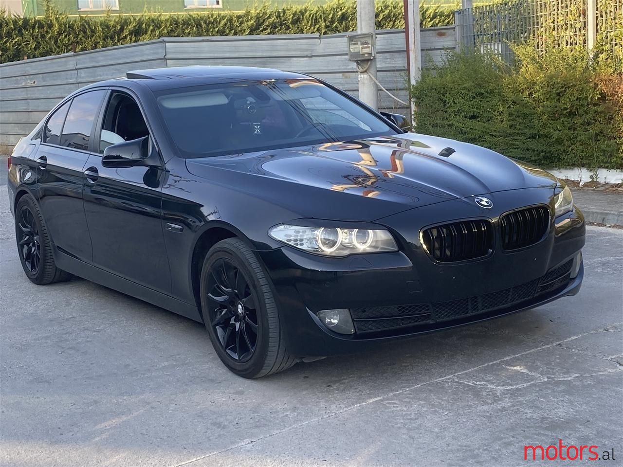 2011' BMW 528 photo #1