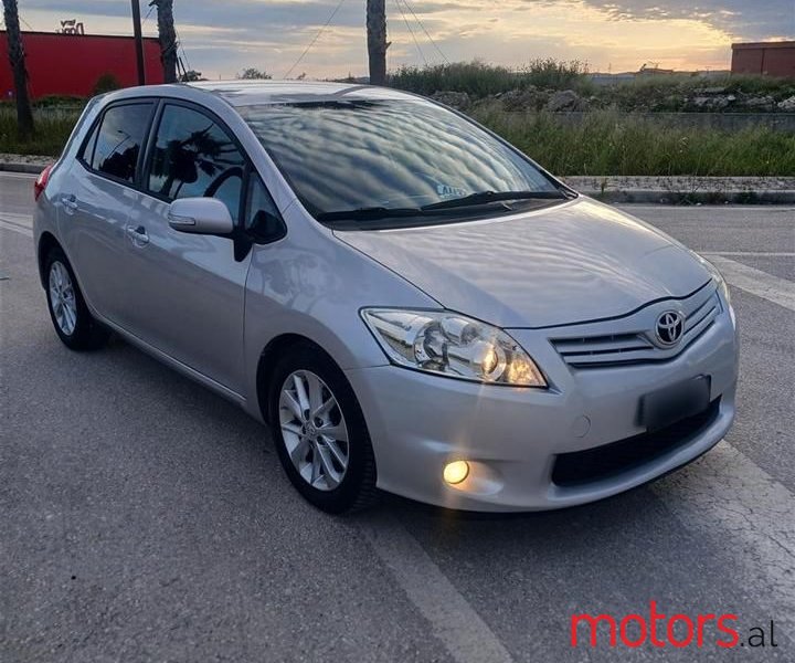 2012' Toyota Auris photo #3