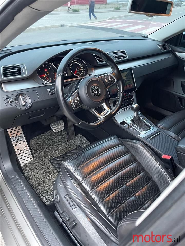 2012' Volkswagen Passat photo #6