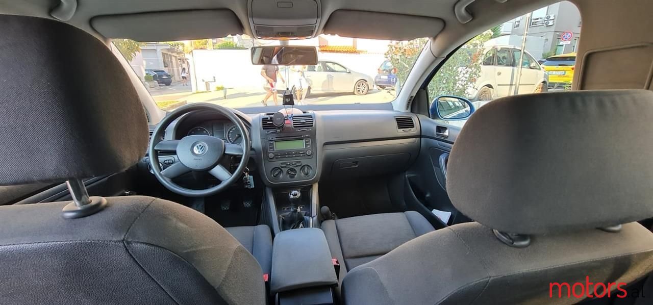 2004' Volkswagen Golf photo #2