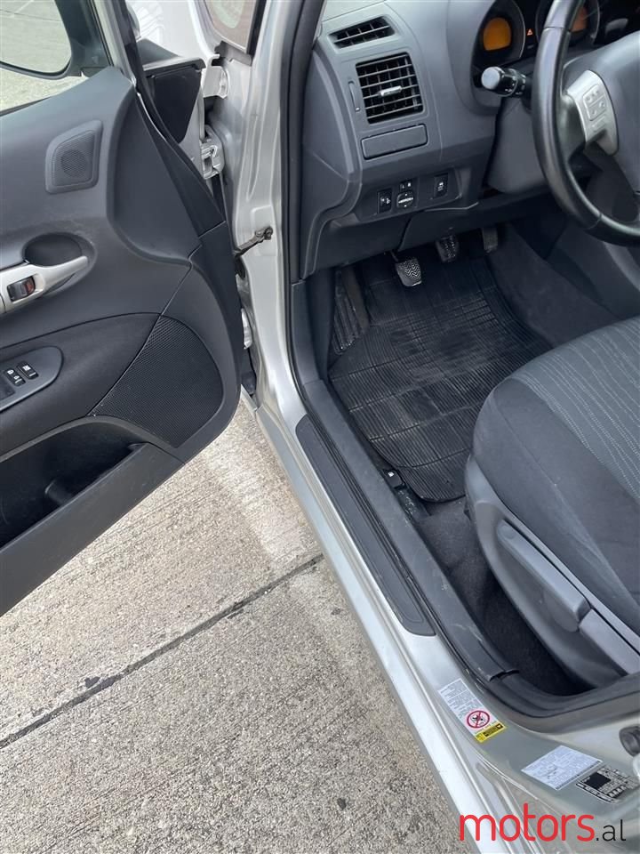 2007' Toyota Auris photo #3