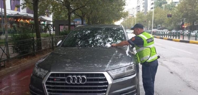 Parkimi i dyfishtë, policia masa të ashpra deri në burg