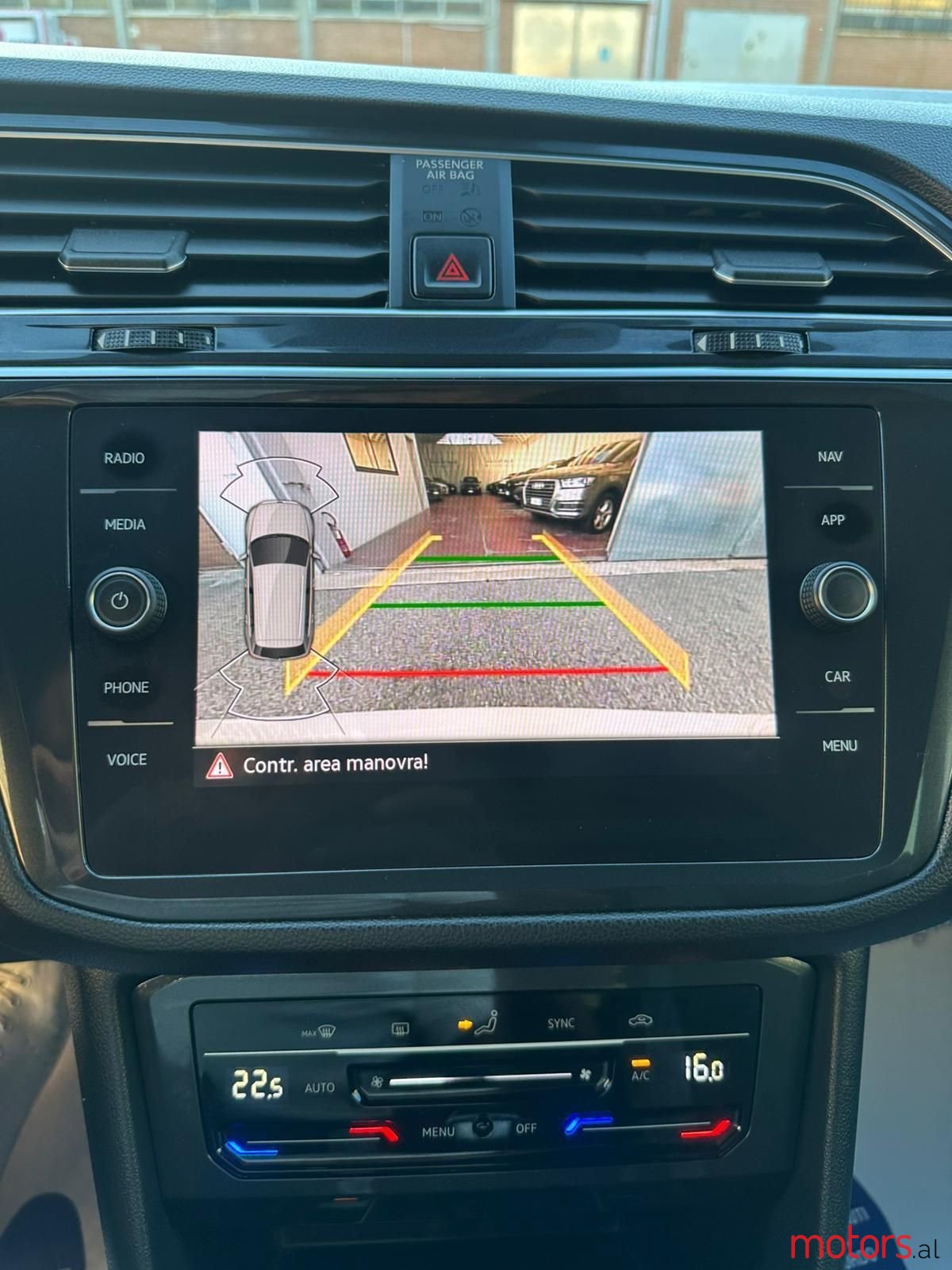 2022' Volkswagen Tiguan photo #5