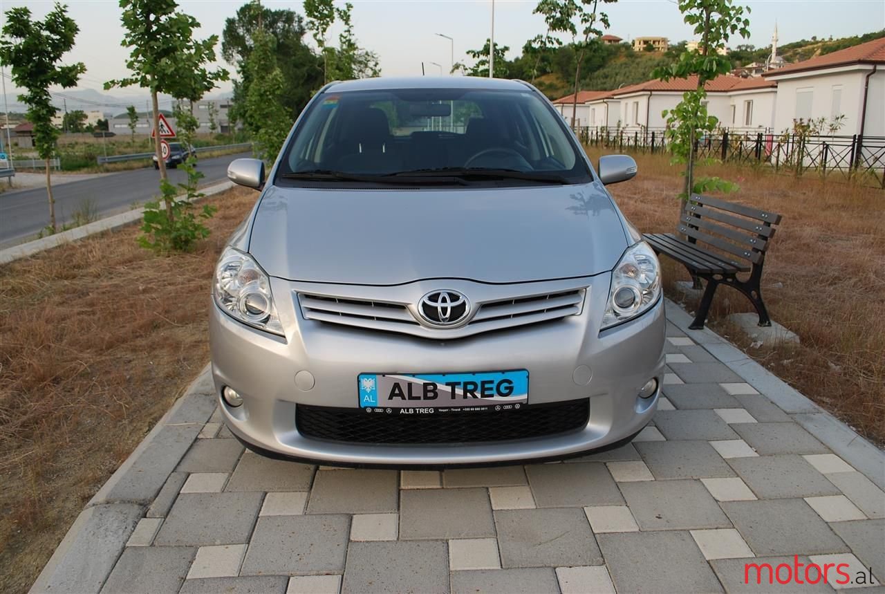 2011' Toyota Auris photo #5