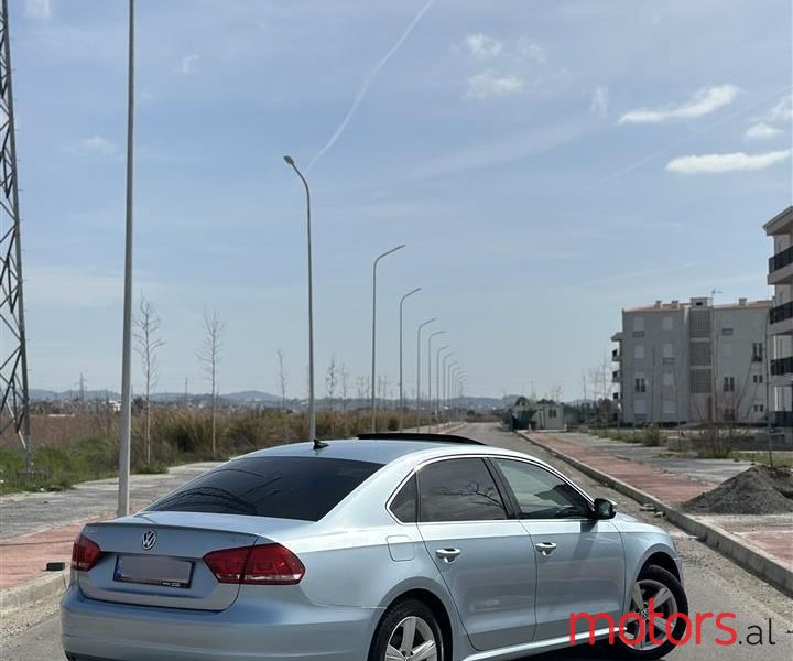 2013' Volkswagen Passat photo #5
