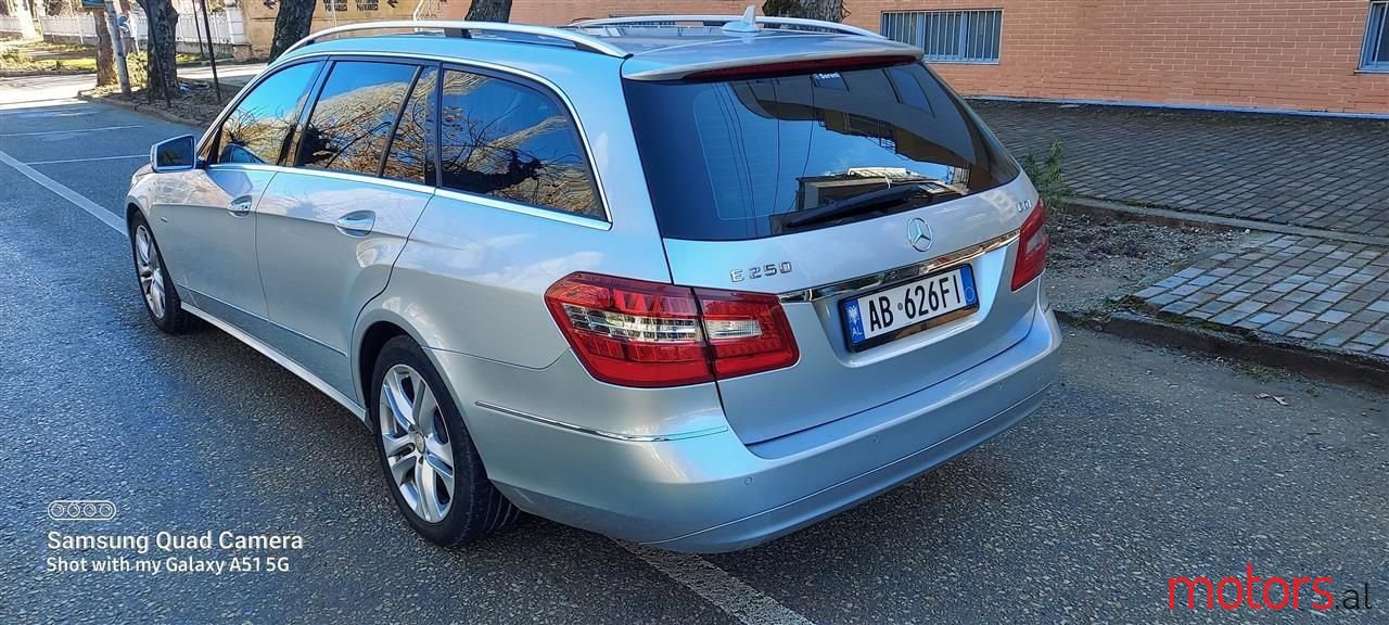 2011' Mercedes-Benz E 250 photo #3