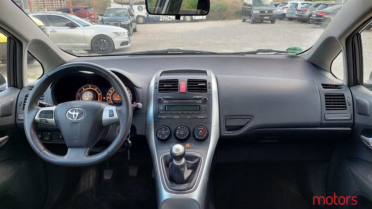 2010' Toyota Auris photo #2