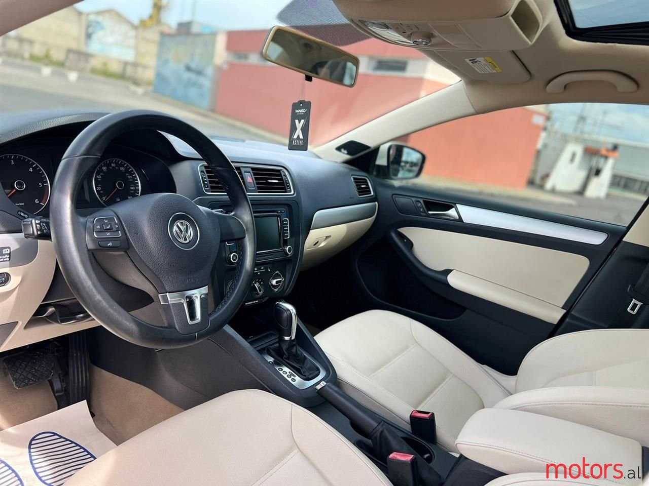 2012' Volkswagen Jetta photo #2