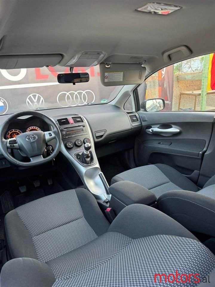 2011' Toyota Auris photo #6